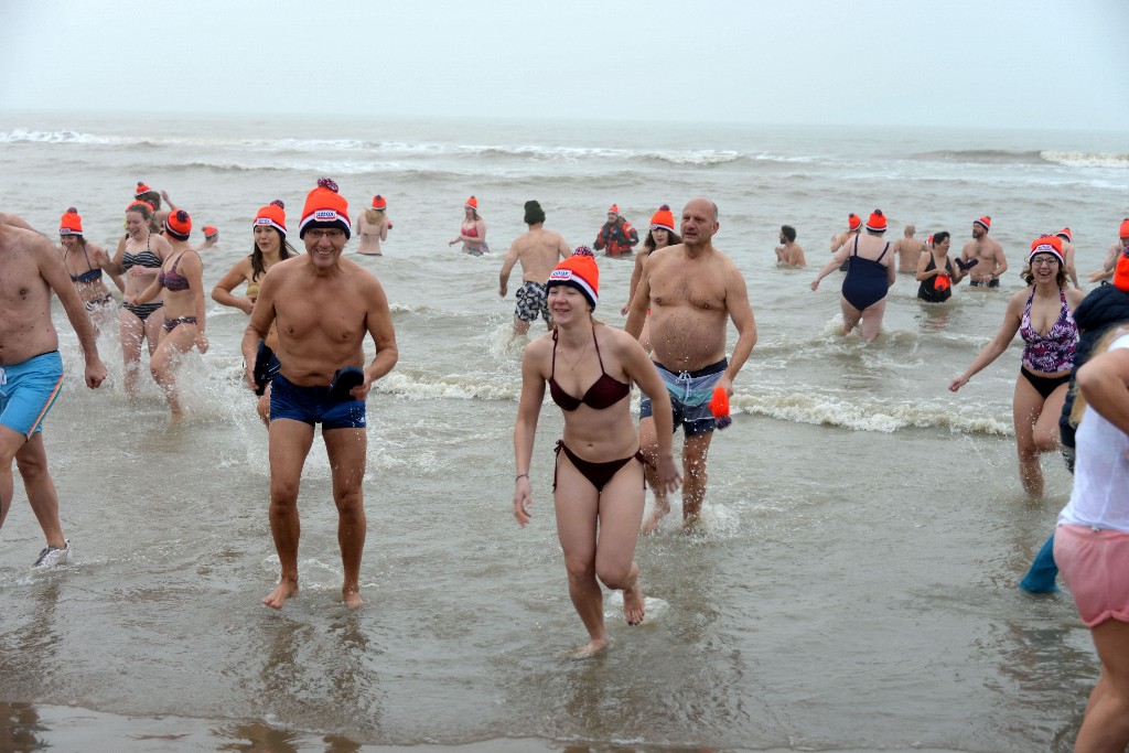 ../Images/Nieuwjaarsduik Noordwijk 2020 091.jpg